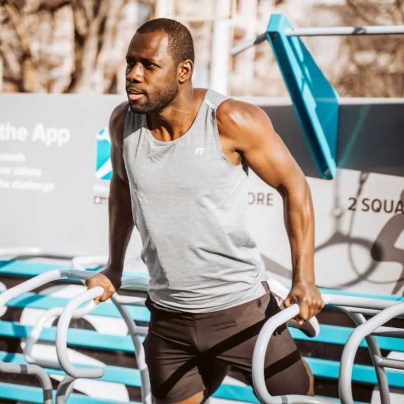 Online calorie calculator showing BMR, daily calorie needs, and fat loss targets based on age, weight, height, and activity level.