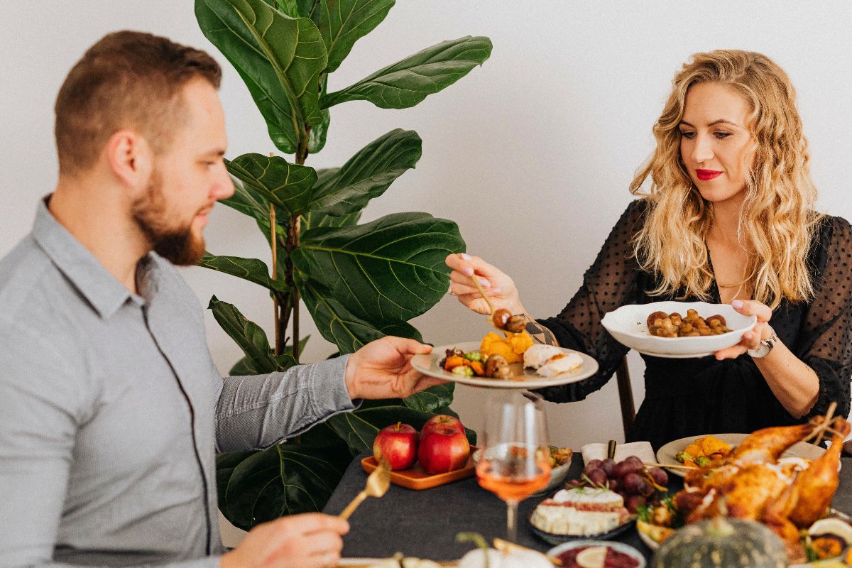 bhh-nov-25-04 Healthy portion control on Thanksgiving table with balanced plate.