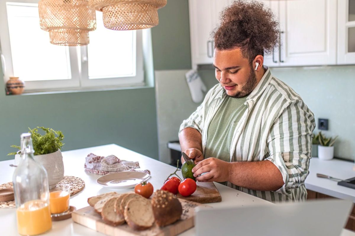 bhh-nov-25-06 Mindful eating during holiday meal with balanced plate and small portions.